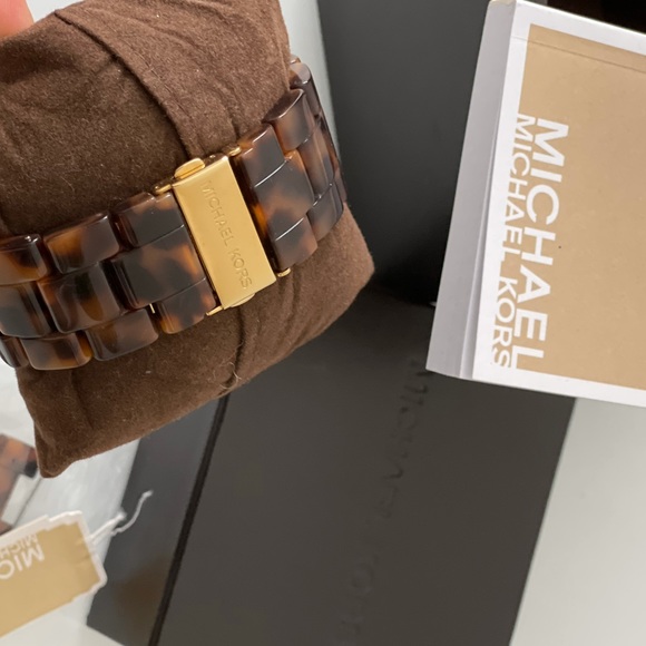 MICHAEL KORS Madison Tortoise Watch - Picture 4 of 16